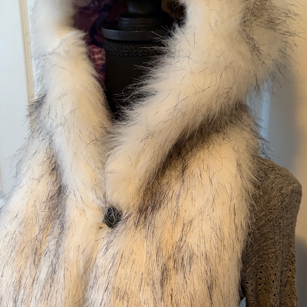 SpiritHoods White Faux Fur Hood with Kitty Ears Collectors Edition - Picture 4 of 16